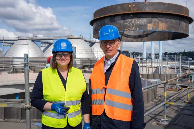 Katharina Fegebank und Dr. Michael Beckereit auf dem Klärwerk Hamburg