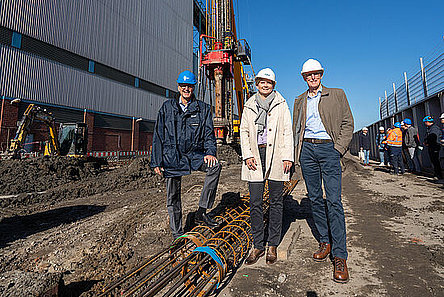 (v.l.) HAMBURG WASSER-Geschäftsführer Ingo Hannemann, AZV-Verbandsvorsteherin Christine Mesek und EBL-Direktor Jan-Dirk Verwey auf der Baustelle für den Erweiterungsbau der Klärschlammverbrennungsanlage VERA