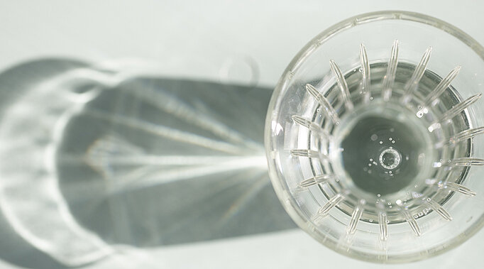 SYMBOLFOTO Wasserglas von oben.