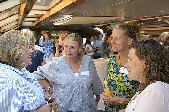 Vier Frauen unterhalten sich