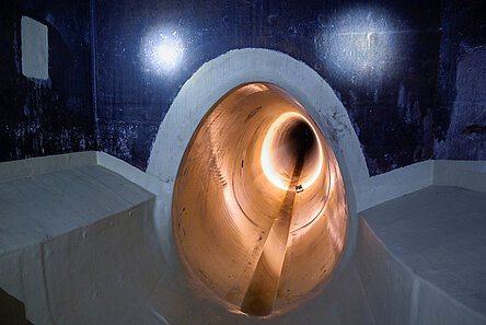 Das eiförmige Rohr ist in den alten Kanal eingebracht worden, die Lücken wurden gut verputzt