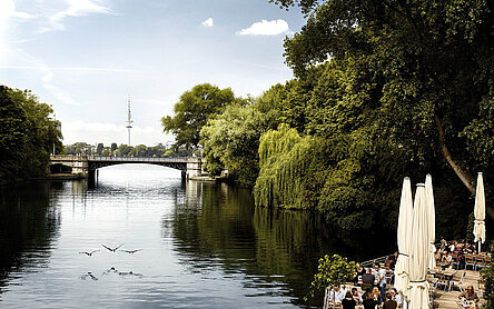 Blick von der Mundsburger Brücke über den Kuhmühlenkanal und die Außenalster in Richtung Fernsehturm