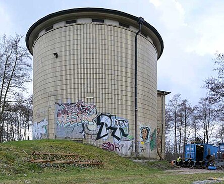 Das Brunnengebäude ist rund und etwa 20 Meter hoch und liegt auf einer Anhöhe