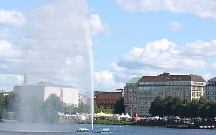 Sprudelnde Alsterfontäne vor blauem Himmel