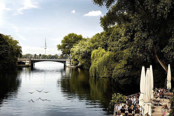 Blick von der Mundsburger Brücke über den Kuhmühlenkanal und die Außenalster in Richtung Fernsehturm