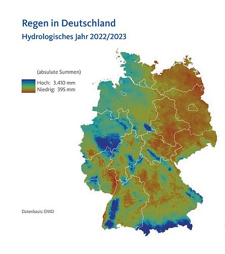 Eine Deutschlandkarte, bei denen die Regenmengen in Farben angegeben sind. Dabei fällt auf, dass es vor allem im Osten Deutschlands weniger geregnet hat, gebietsweise sind nur bis zu rund 400 Milimeter Regen gefallen. In Hamburg und Umgebung zeigen die Farben, dass es deutlich nasser war. Die Daten kommen vom Deutschen Wetterdienst (DWD).