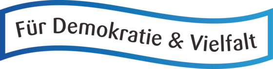 Eine Flagge, auf der "Für Demokratie und Vielfalt" steht