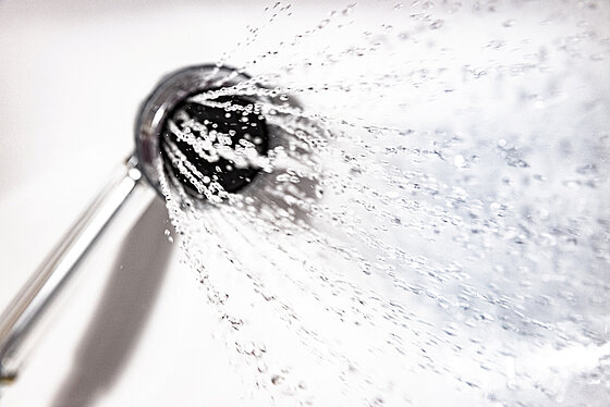 Ein Duschkopt, aus dem frisches Trinkwasser kommt