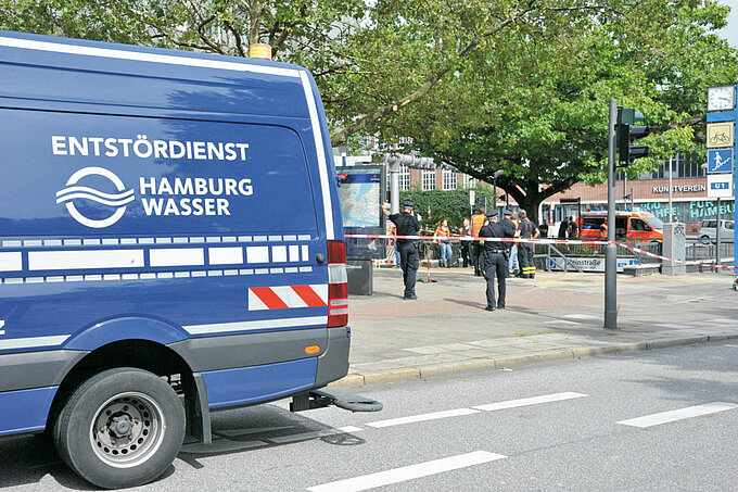 Ein blauer Sprinter mit dem HW-Logo und dem Titel "Entstördienst" fährt auf einer Straße