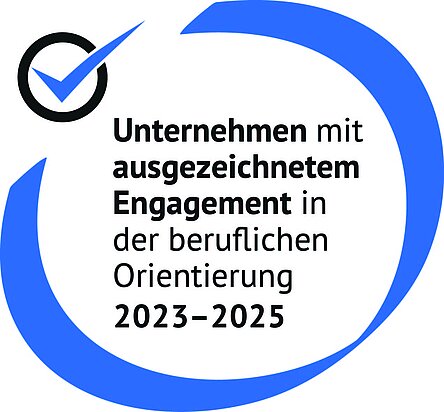 Das Siegel besteht aus einem blauen Kreis, in dem folgender Text steht: "Unternehmen mit ausgezeichnetem Engagement in der beruflichen Orientierung 2023 bis 2025"