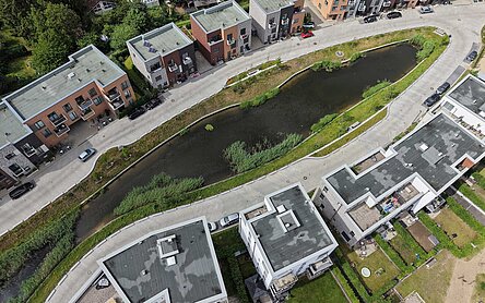Teich und Häuser im Quartier aus der Vogelperspektive.