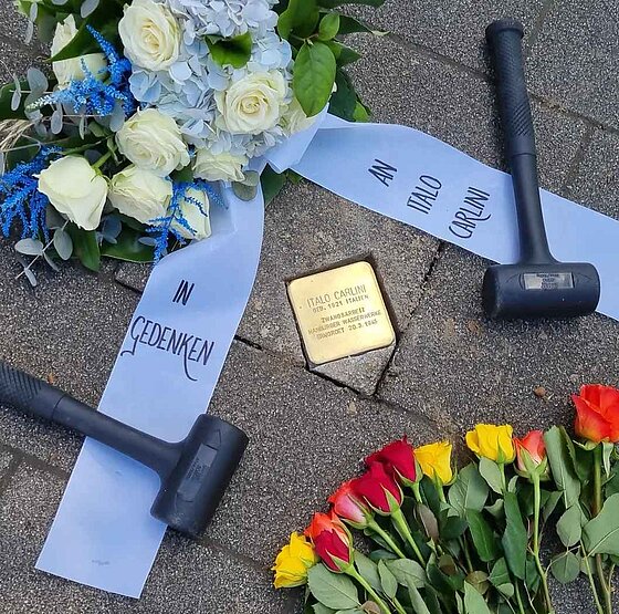Stolperstein mit Text "Italo Carlini, geb. 1921 Italien, Zwangsarbeit, Hamburger Wasserwerke, ermordet 20.3.1945"
