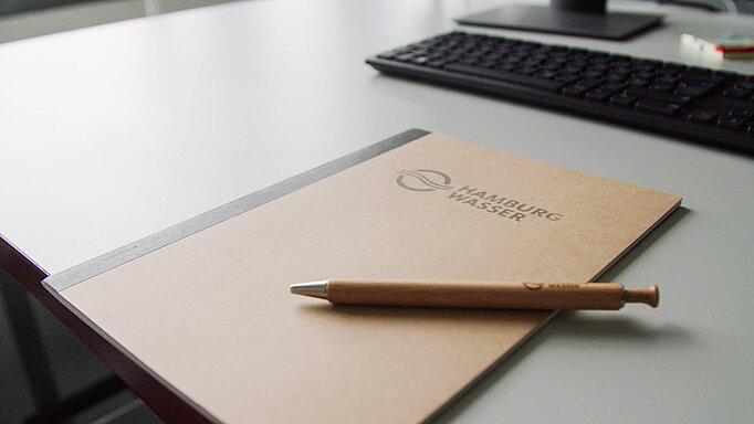 SYMBOLFOTO Schreibblock und Kugelschreiber.