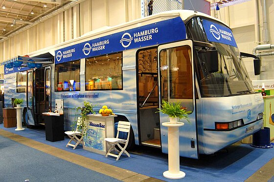 Ein älterer Bus mit dem Logo von HAMBUR WASSER 
