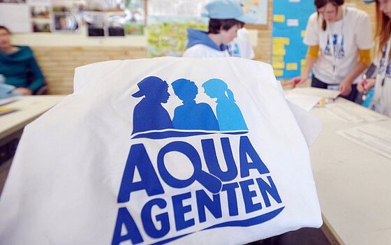 Das Aqua-Agenten Logo auf einer Baumwolltasche.