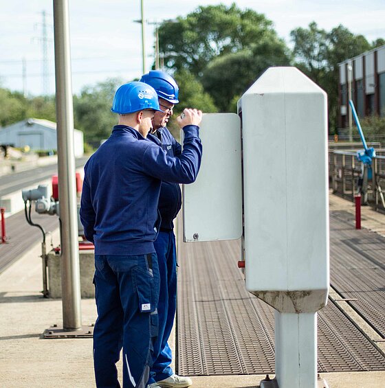 Klärwerk Hamburg, Mitarbeiter beim Kontrollgang