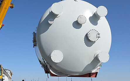 Transport eines neuen Filterkessels für das Klärwerk Hamburg.