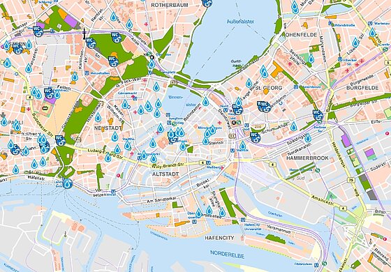 Kartenausschnitt der Hamburger Innenstadt mit den Stadtteilen Neustadt, Altstadt, St. Georg, HafenCity, Hammerbrook, Borgfelde, Rotherbaum und Harvestehude. Deutlich sichtbar sind die Binnenalster und die Außenalster sowie zahlreiche Straßen, U- und S-Bahn-Haltestellen und Gewässerflächen. Über die Karte verteilt befinden sich viele blaue Tropfensymbole, die auf verschiedene Standorte oder Meldungen hinweisen. Zusätzlich sind mehrere blaue WC-Symbole eingezeichnet, insbesondere rund um die Alster, die Innenstadt und den Hafenbereich. Die höchste Dichte der Markierungen liegt im zentralen Stadtgebiet zwischen Jungfernstieg, Rathausmarkt, Hauptbahnhof und Landungsbrücken. Die Karte stammt aus einem digitalen Stadtplan und zeigt die Verteilung der Standorte im innerstädtischen Bereich Hamburgs.