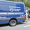 Ein blauer Sprinter mit dem HW-Logo und dem Titel "Entstördienst" fährt auf einer Straße