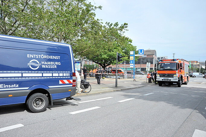 Ein blauer Sprinter mit dem HW-Logo und dem Titel "Entstördienst" fährt auf einer Straße 