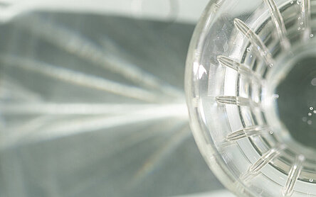 SYMBOLFOTO Wasserglas von oben.