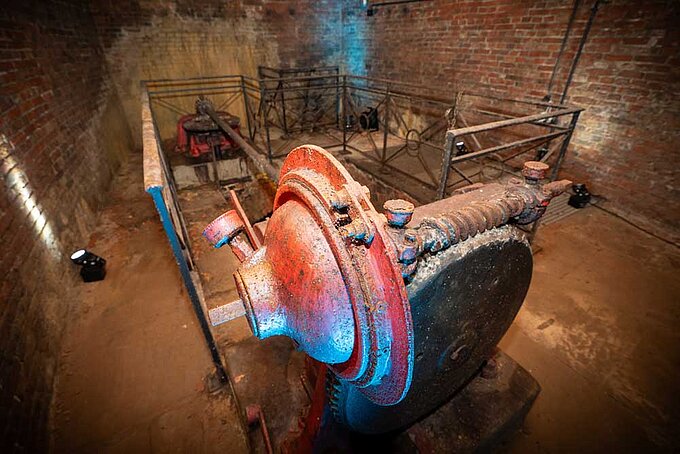 Eine alte Kurbel im inneren des Schachts, die nach unten mit dem Tor verbunden ist. 