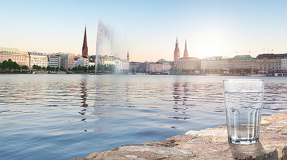 Ein Trinkwasserglas vor der Alster