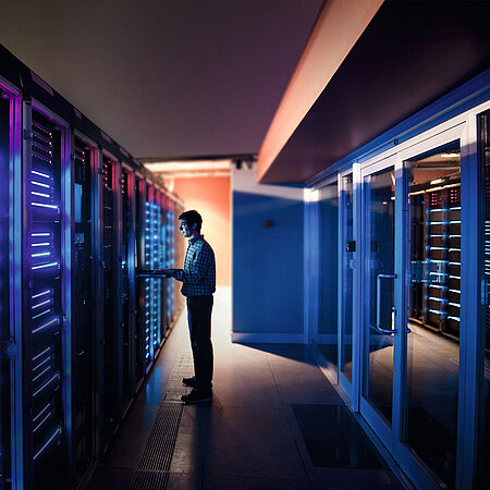 Raum mit einem großen Server, der bunt leuchtet.