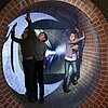 WasserForum, Ausschnitt der Ausstellung: Kinder stehen aufrecht in einem Siel